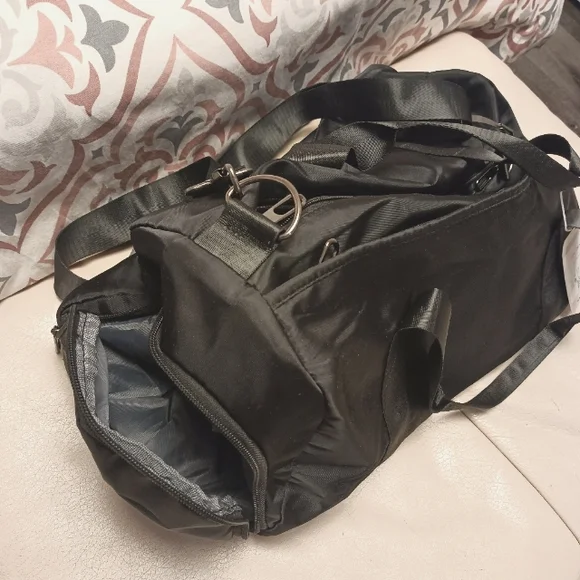 Halara gym duffle bag with adjustable strap, new - Picture 3 of 14